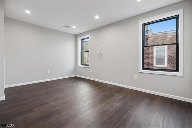 Building Photo - 266 Morris Ave