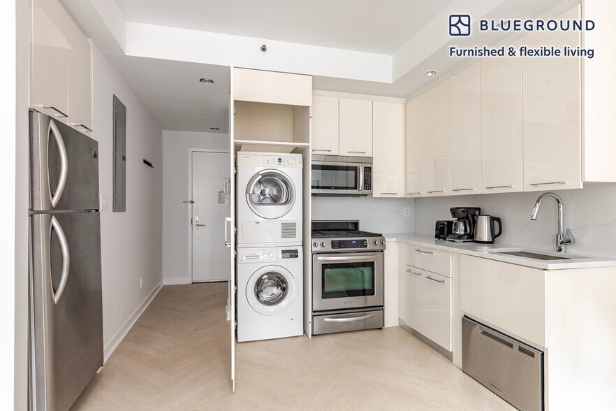 Building Photo - 49 E 34th St