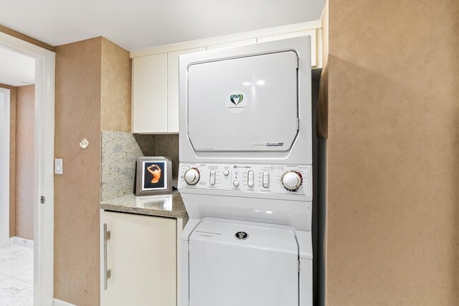 Building Photo - 100 Lakeshore Dr