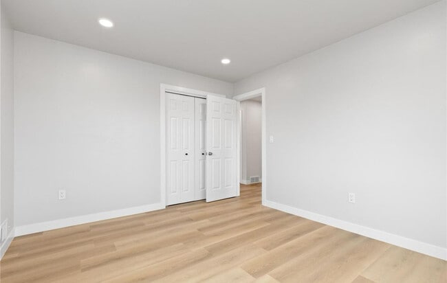 Building Photo - 1436 S Yates St