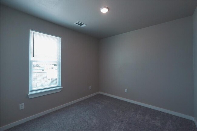 Building Photo - 108 Sandy Oaks Loop