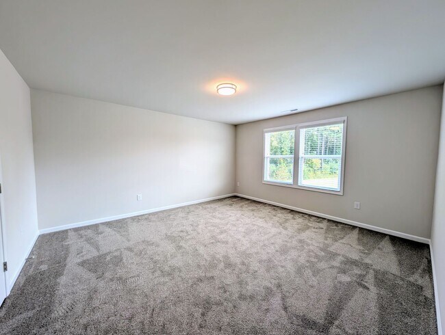 Building Photo - Stunning 4BR/3.5BA End Unit Townhome in Wa...