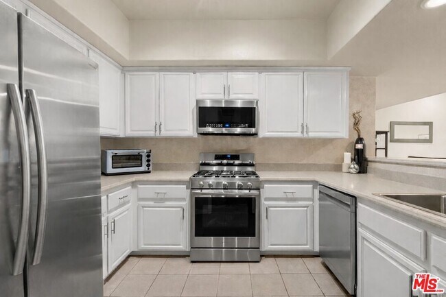 Building Photo - 12011 Goshen Ave