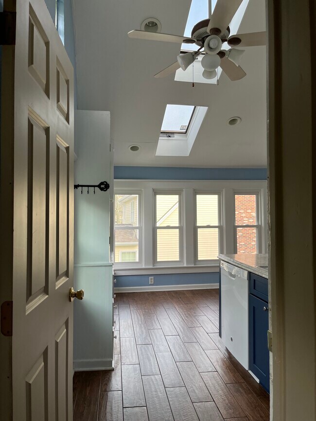 Building Photo - 325 S Main St