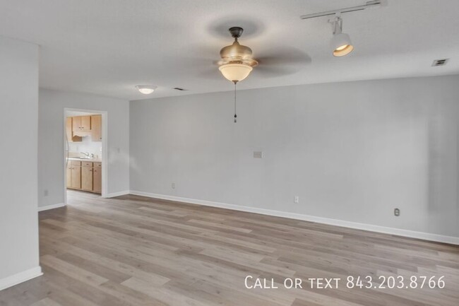 Building Photo - Beautiful 2 Bed 2.5 Bath Available in Char...