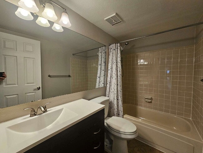 Building Photo - 12093 W Cross Dr