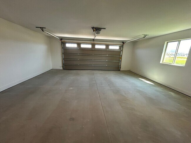 Building Photo - Beautiful Home in Rural Setting