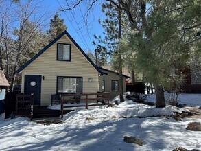 Building Photo - 3 bed / 2 bath furnished home. 6 month re...