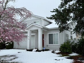 Building Photo - Bright Sammamish Home with Fully Fenced Yard