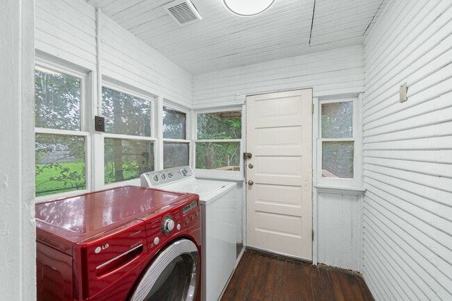 Building Photo - 115 Amundsen St