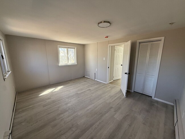 Building Photo - Townhome features 3 bedrooms and 2 bathroo...