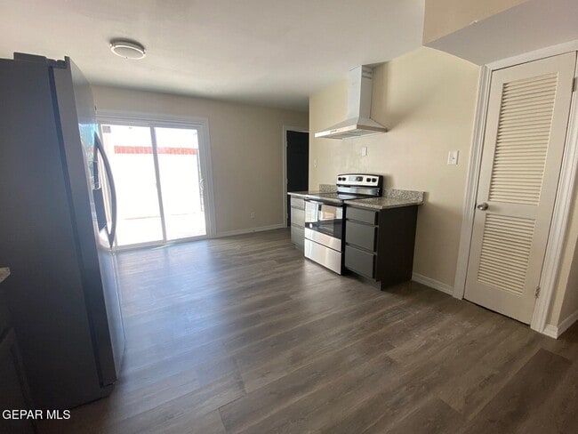 Building Photo - 6201 Escondido Dr