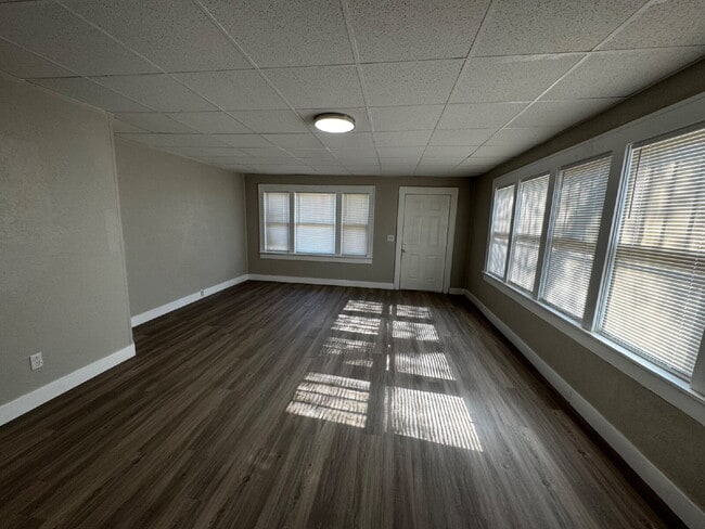 Building Photo - Newly Updated Duplex Conveniently Located ...