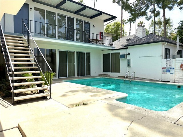 Building Photo - 13223 Moorpark St