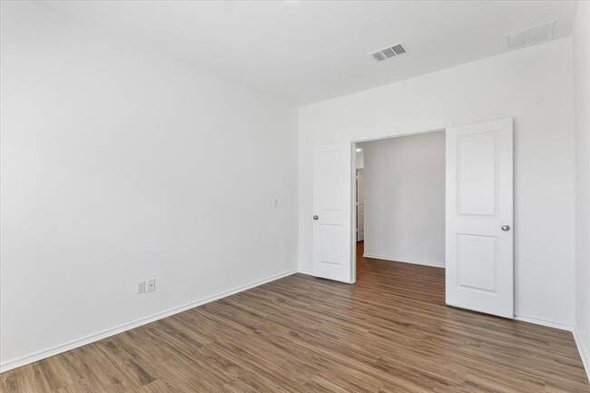 Building Photo - 425 Escondido Cir