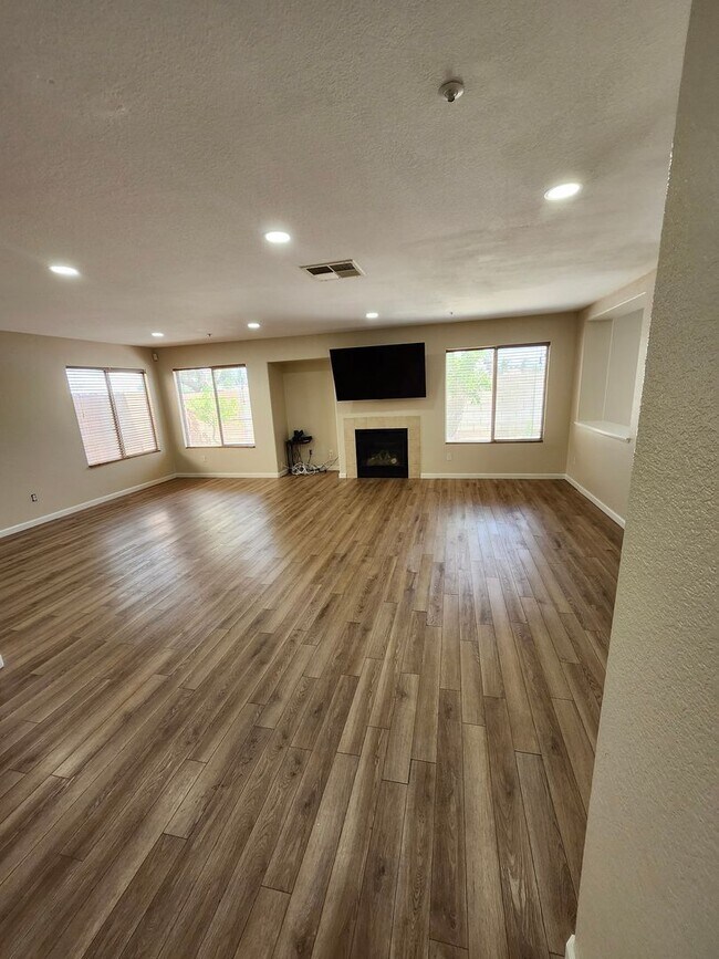 Building Photo - Beautiful 5 Bedroom House fully remodeled....