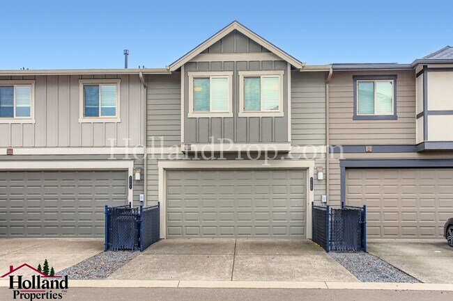 Building Photo - Beautiful Townhome with an Attached Garage in South East Hillsboro!