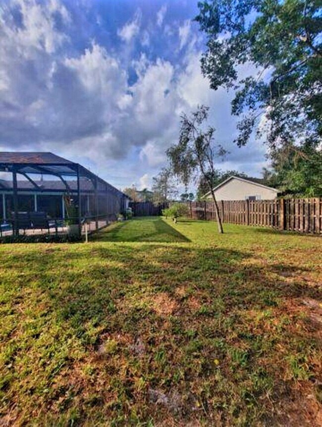 Building Photo - 1697 SW Clover St