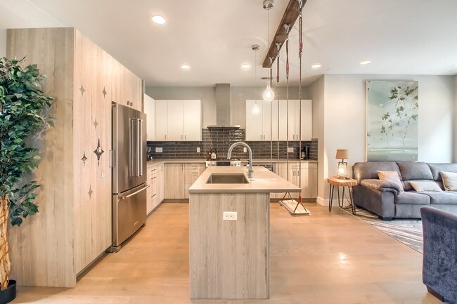 Building Photo - 1323 Elati St