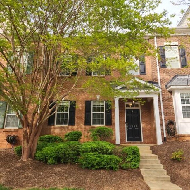 Building Photo - Stunning 3BD, 2.5BA Raleigh Townhome with a 1-Car Garage and Premier HOA Amenities