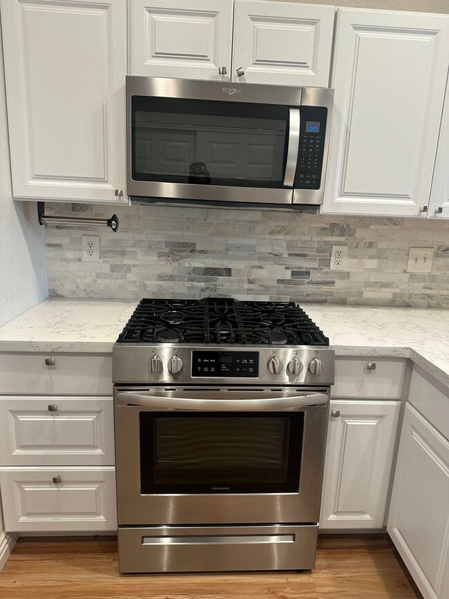 Building Photo - Great Townhome in Henderson Gated Community