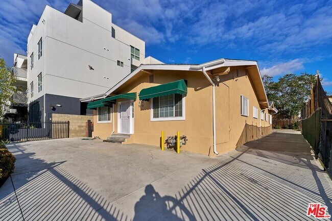 Building Photo - 536 N Oxford Ave