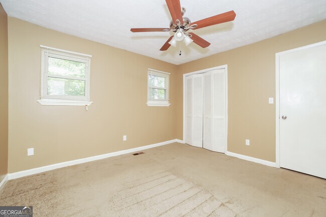 Building Photo - 4872 Pebblebrook Dr