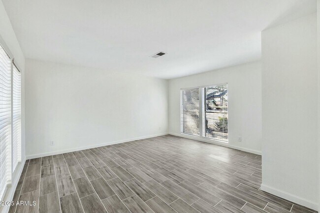 Building Photo - 3922 E Dahlia Dr