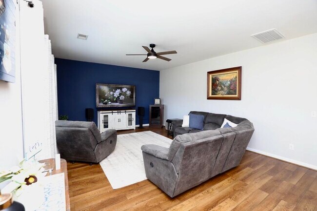 Building Photo - 3260 Matthews Dr