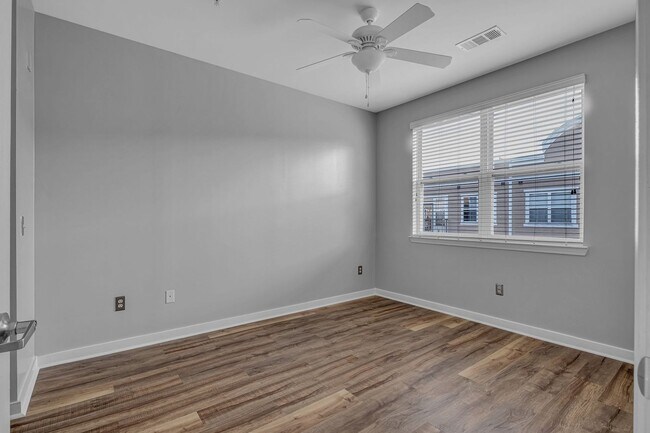 Building Photo - Awesome 1BE/1BA Condo in the heart of West End!