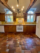 Building Photo - 289 White Bridge Rd