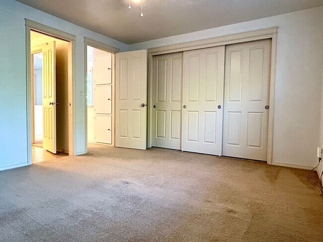 Building Photo - Beautiful Three Bedroom Townhome