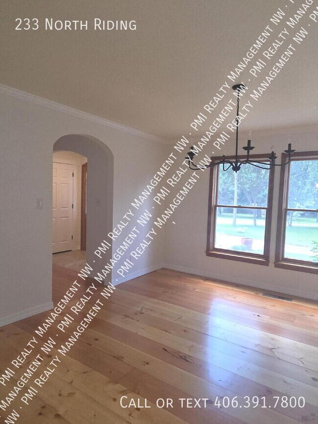 Building Photo - 233 North Riding-
