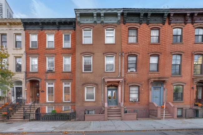 Building Photo - 251.5 York St