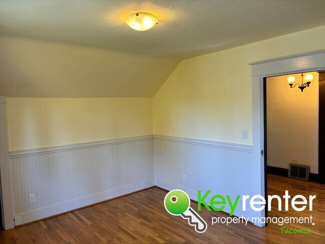 Building Photo - One of a Kind Craftsman House in Tacoma!