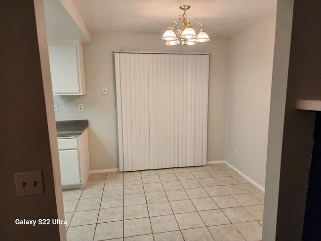 Building Photo - 2 Bedroom 1 Bathroom Apartment with 1 Car ...