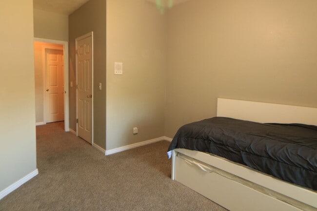 Building Photo - 2 Bedroom 2 Bathroom