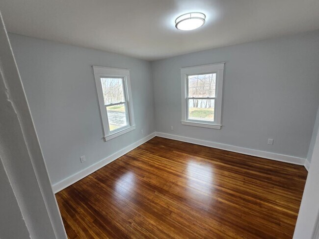 Building Photo - 1807 Riverview Dr