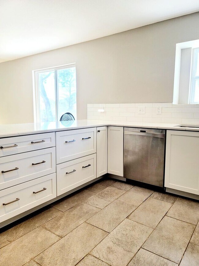 Building Photo - Well maintained 4 bedroom home on west side!