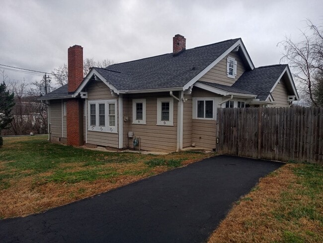 Building Photo - Gorgeous house walking distance from Biltmore Village available now!