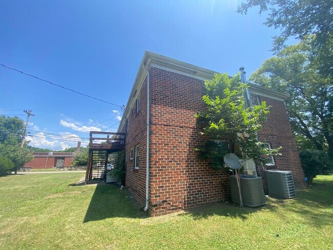 Building Photo - 411 Elm Ave