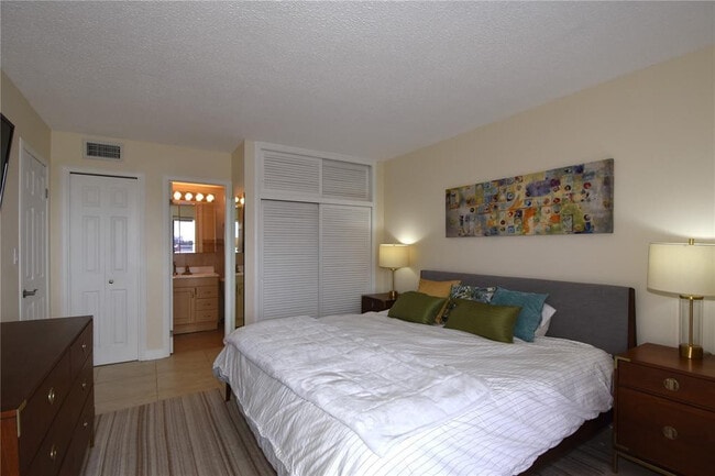 Building Photo - 400 Golden Isles Dr