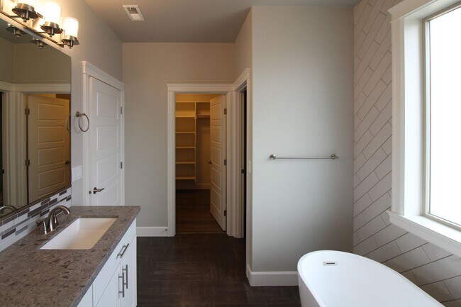 Building Photo - 3 bedroom, 2 bath home in Kennewick