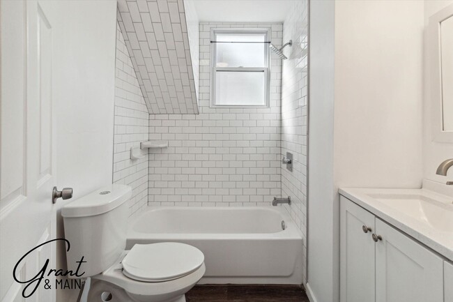 Building Photo - $1,450 - 3 Bed / 1 Bath Newly Renovated Ho...