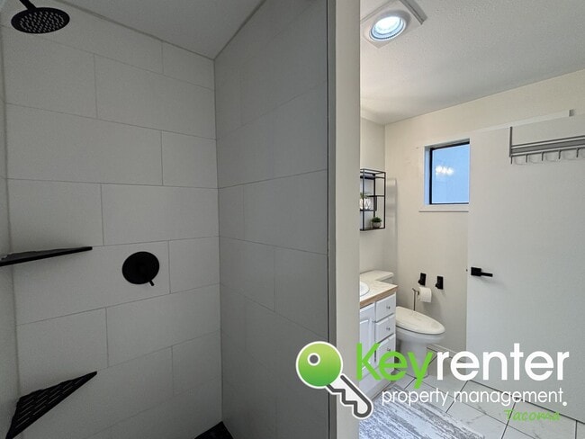 Building Photo - Classic north Tacoma neighborhood ADU unit with character!