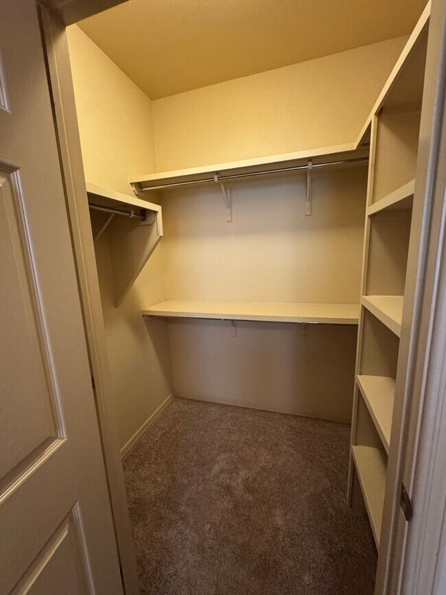 Building Photo - Nice townhome in Gated community