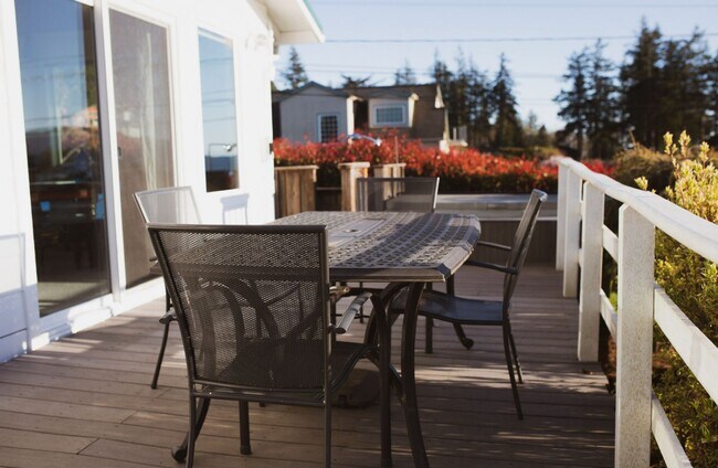 Building Photo - Charming Lummi Island Home - 2 Bedroom 2 B...