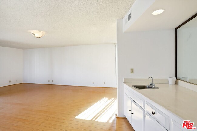 Building Photo - 809 S Bundy Dr