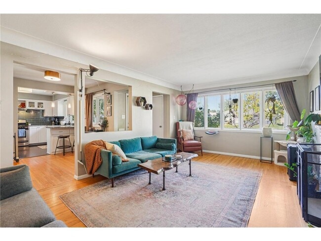 Primary Photo - 901 W 61st St