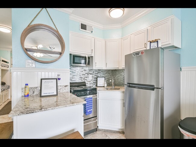 Building Photo - 6102 Seawall Blvd